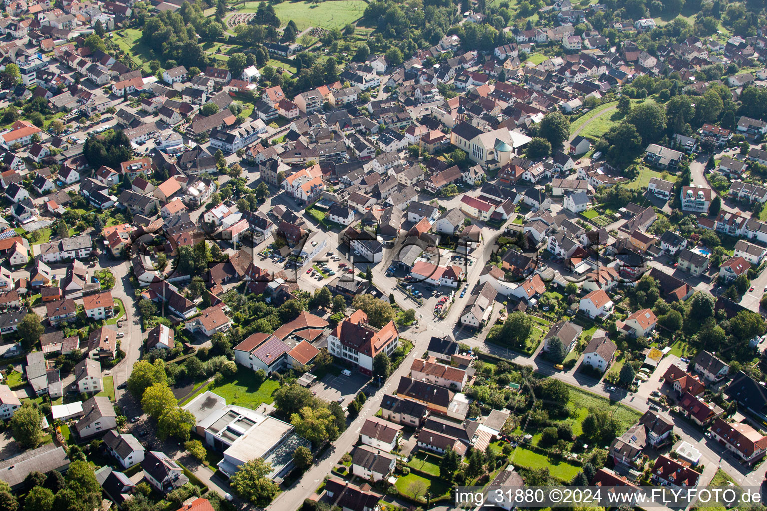 Vue aérienne de Vue des rues et des maisons des quartiers résidentiels à le quartier Haueneberstein in Baden-Baden dans le département Bade-Wurtemberg, Allemagne