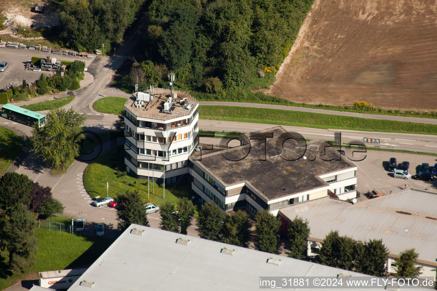 Vue aérienne de Complexe de bâtiments d'édition de la maison de presse et des médias vth Verlag für Technik und Handwerk NEUE Medien GmbH à le quartier Haueneberstein in Baden-Baden dans le département Bade-Wurtemberg, Allemagne