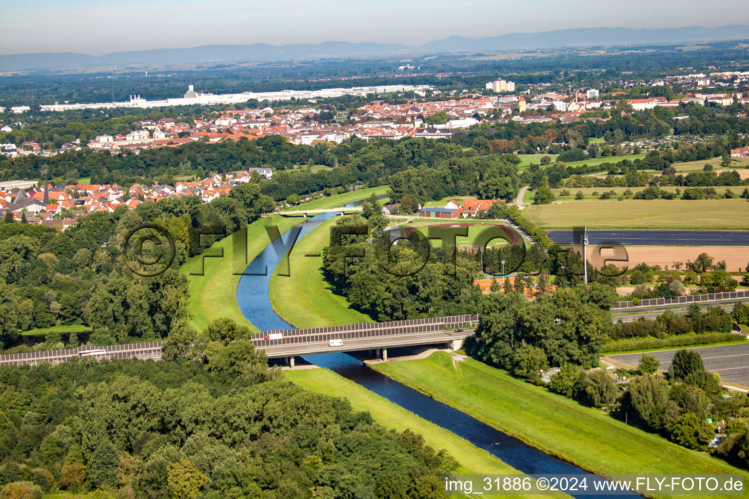 Vue aérienne de Pont A5 sur la Murg à le quartier Niederbühl in Rastatt dans le département Bade-Wurtemberg, Allemagne