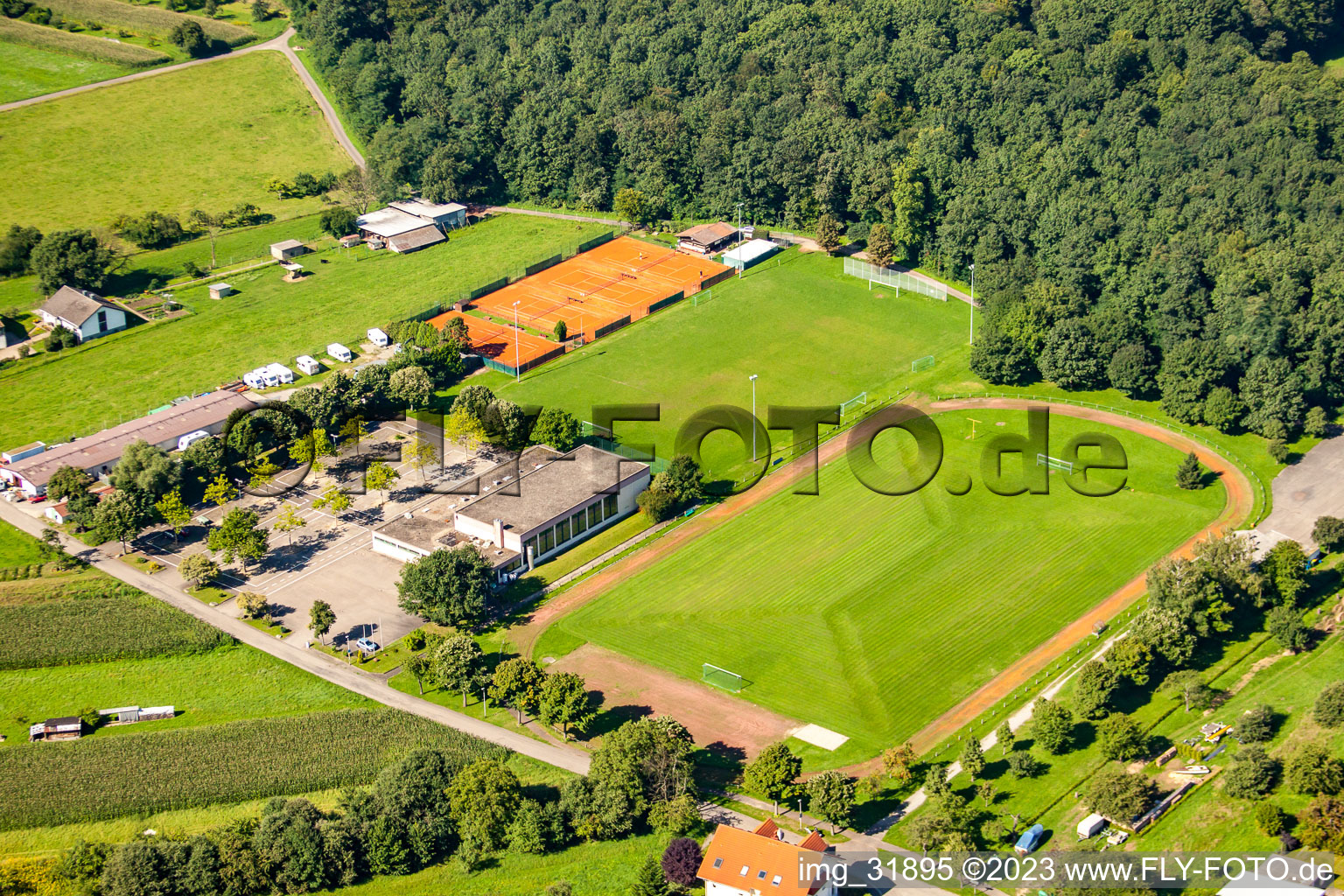 Vue aérienne de Ensemble des terrains de sport du FV Germania Rauental 191 à le quartier Rauental in Rastatt dans le département Bade-Wurtemberg, Allemagne
