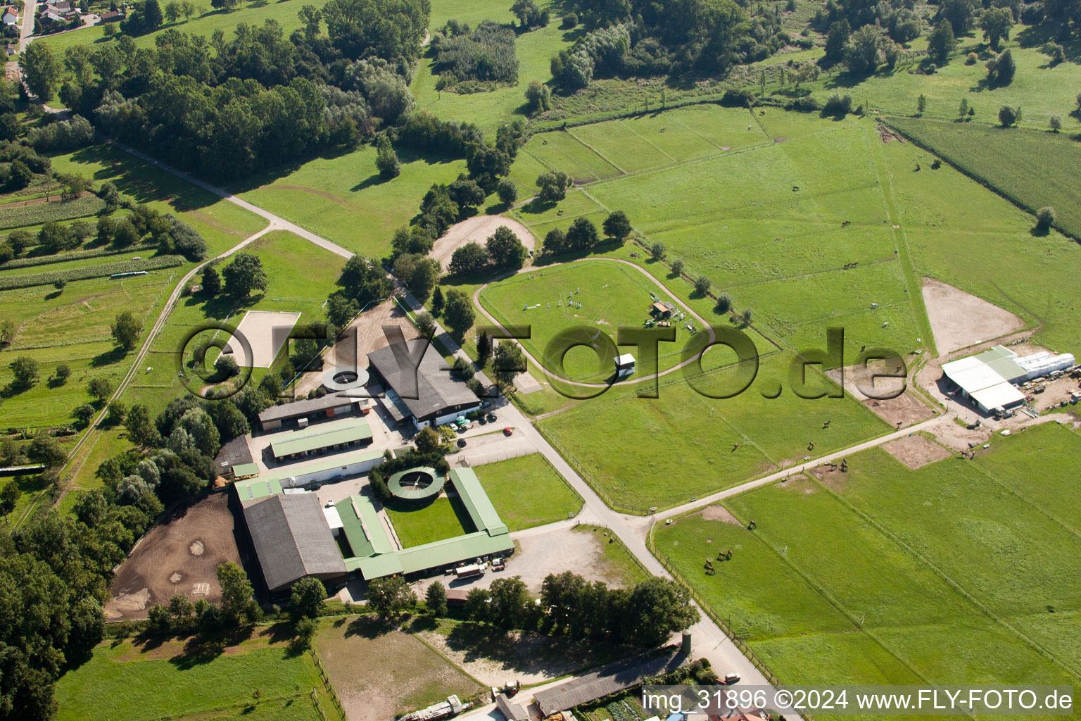 Vue aérienne de Ferme équestre du Schafhof à Muggensturm dans le département Bade-Wurtemberg, Allemagne