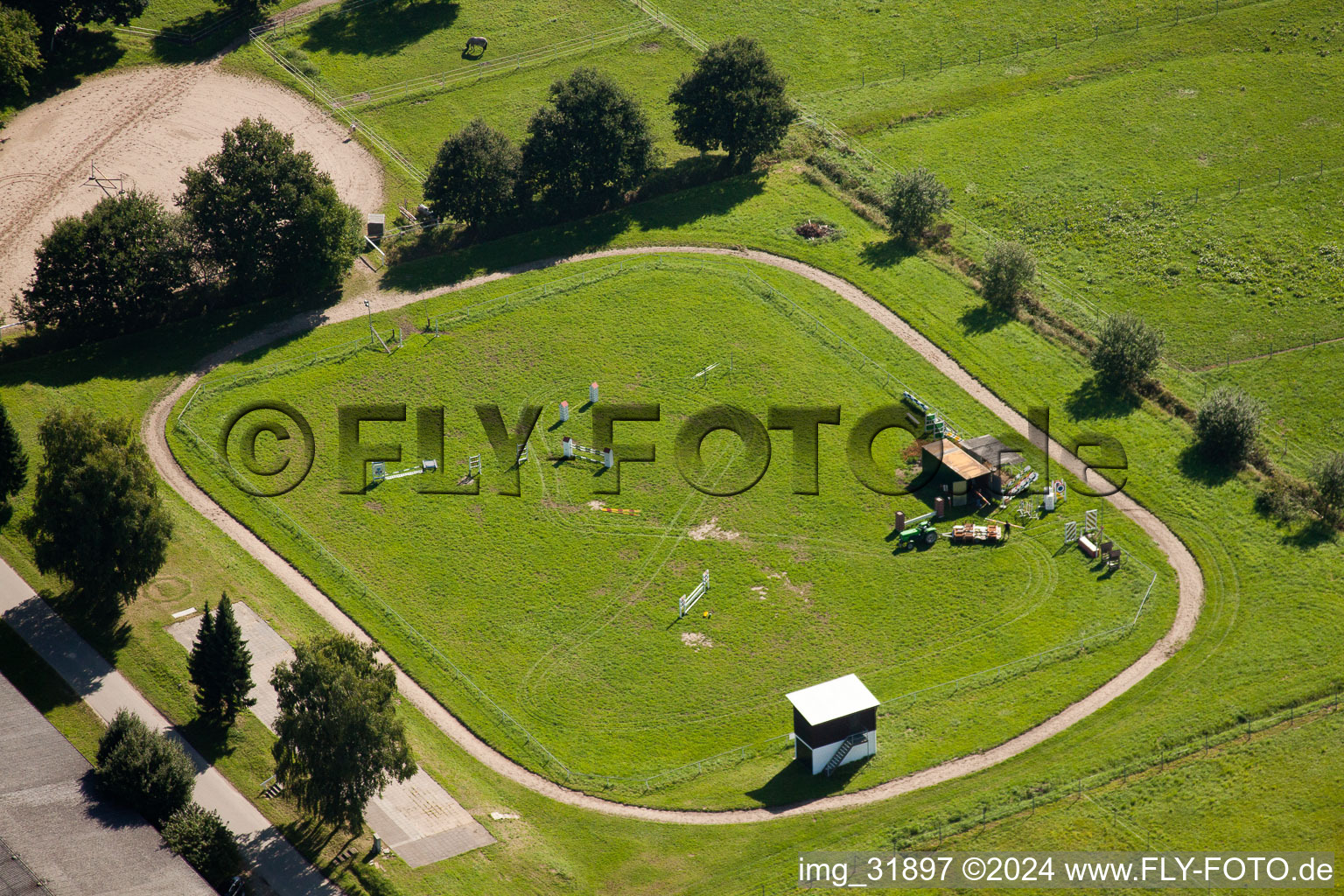 Vue aérienne de Ferme équestre du Schafhof à Muggensturm dans le département Bade-Wurtemberg, Allemagne