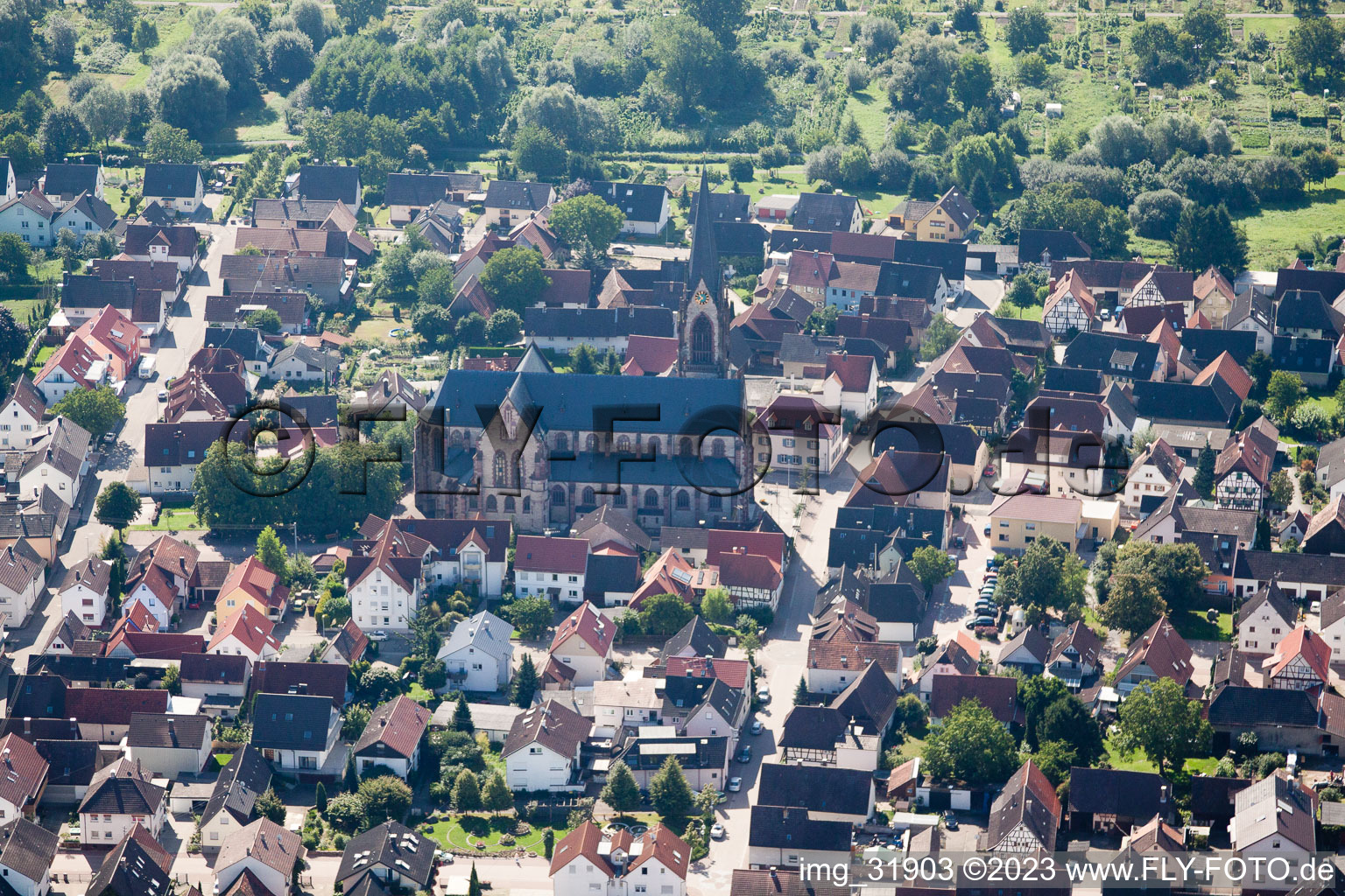 Vue aérienne de Église Kath de Marie Reine des Anges à Muggensturm dans le département Bade-Wurtemberg, Allemagne