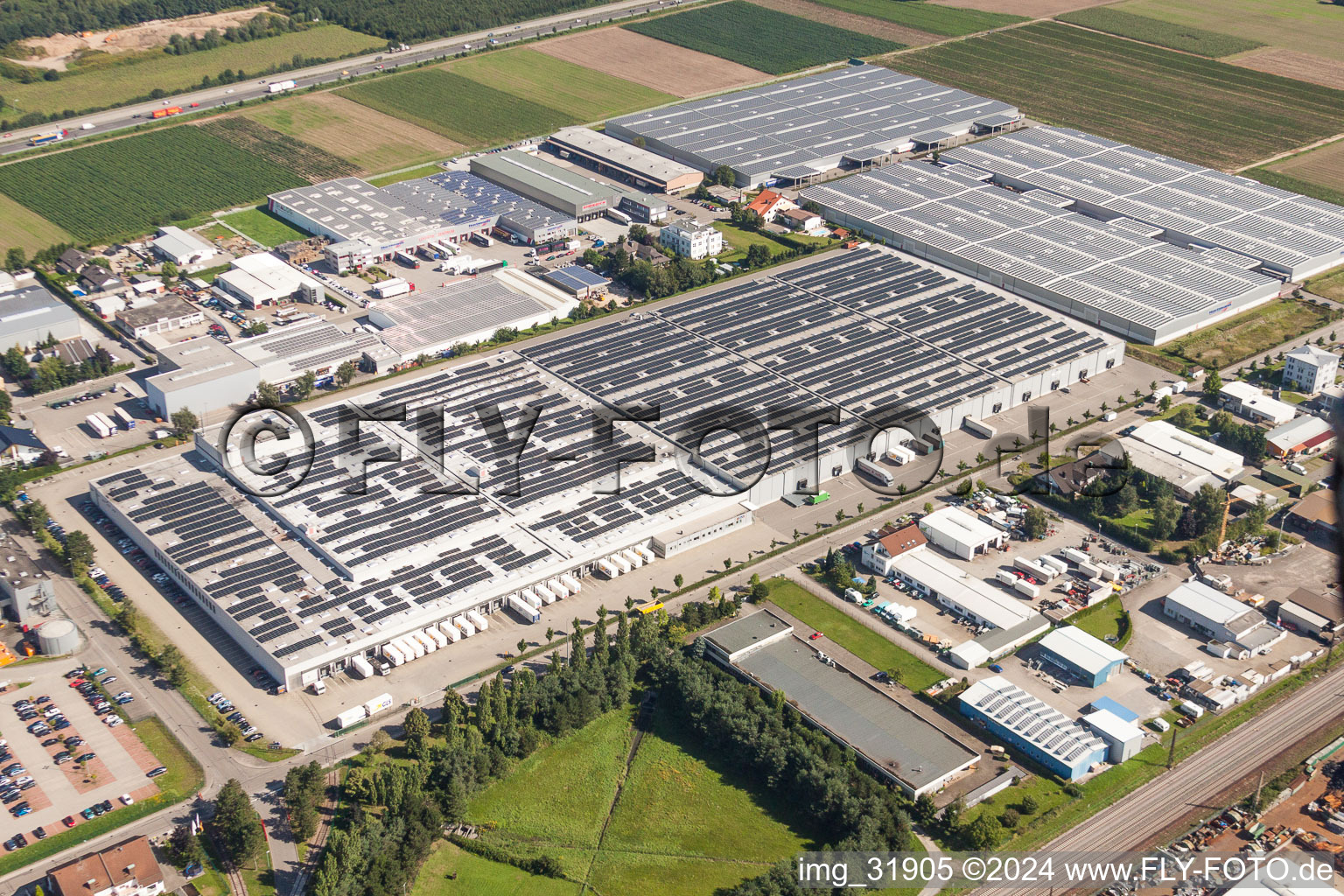 Vue aérienne de Bâtiment complexe d'entrepôts dans la zone commerciale de la Draisstrasse à Muggensturm dans le département Bade-Wurtemberg, Allemagne