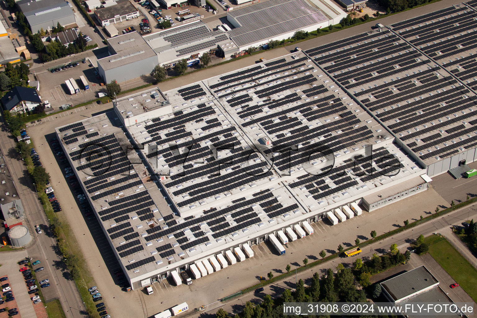 Vue aérienne de Zone industrielle Schleifweg, centre logistique GLS à Muggensturm dans le département Bade-Wurtemberg, Allemagne