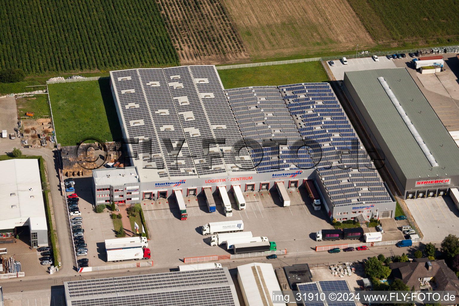 Vue aérienne de Zone industrielle de Schleifweg, société de transport Centre logistique Hartmann à Muggensturm dans le département Bade-Wurtemberg, Allemagne