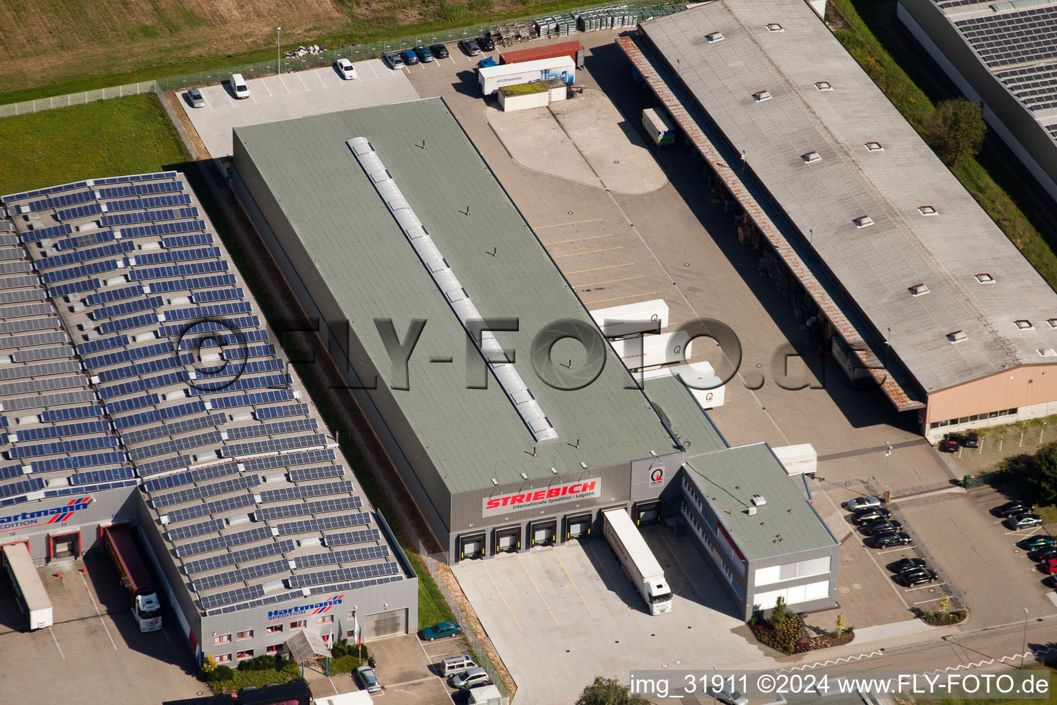 Vue aérienne de Zone industrielle Schleifweg, Striebich-Logisitik à Muggensturm dans le département Bade-Wurtemberg, Allemagne