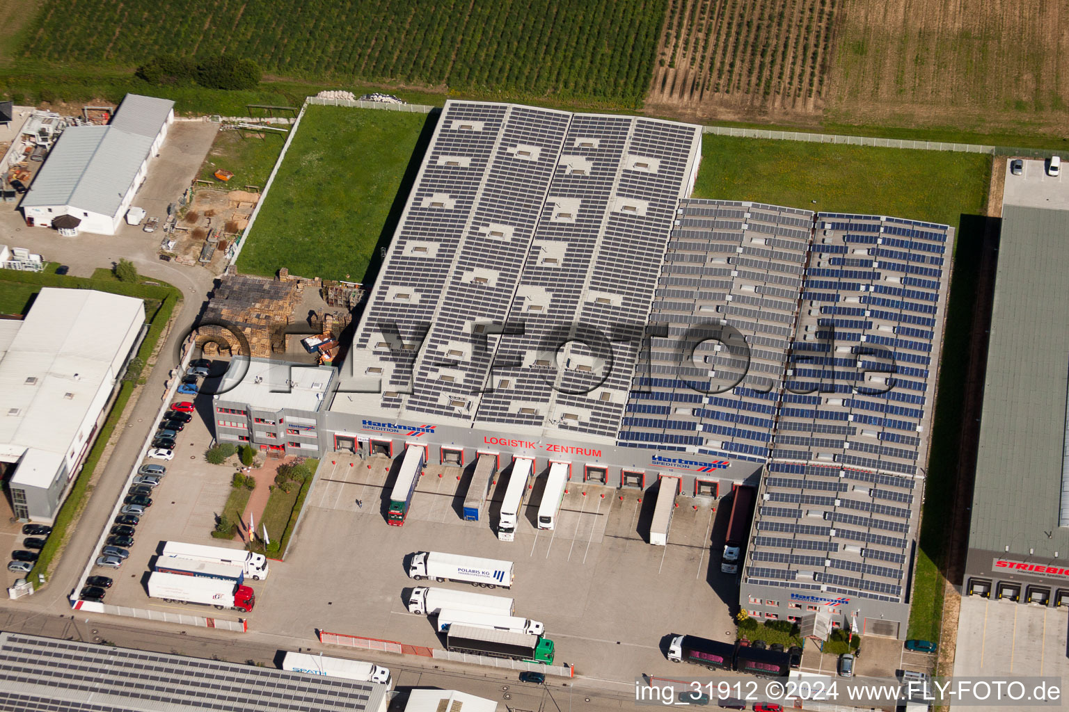 Vue aérienne de Zone industrielle de Schleifweg, société de transport Centre logistique Hartmann à Muggensturm dans le département Bade-Wurtemberg, Allemagne