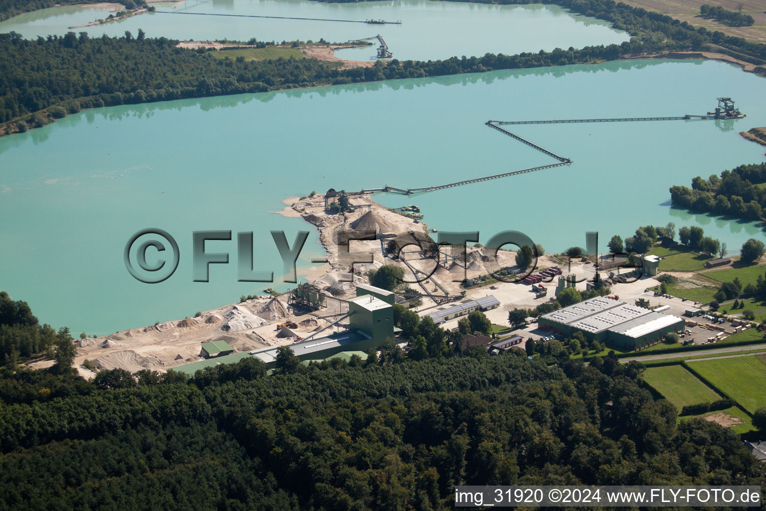 Vue aérienne de Travaux de gravier Holcim à le quartier Neumalsch in Malsch dans le département Bade-Wurtemberg, Allemagne