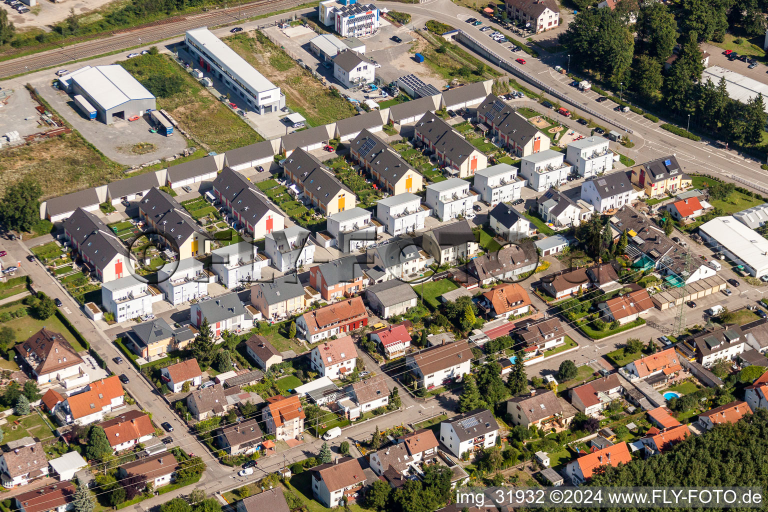 Vue aérienne de Quartier résidentiel d'un village de maisons unifamiliales Douglasienweg à le quartier Silberstreifen in Rheinstetten dans le département Bade-Wurtemberg, Allemagne