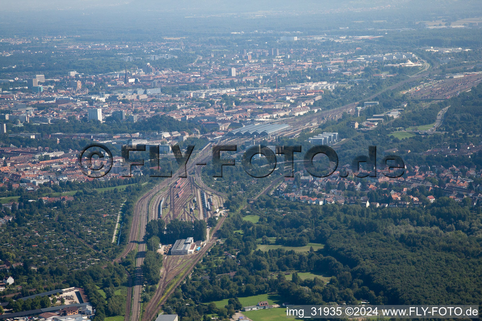 Vue aérienne de Voie et gare principale de la Deutsche Bahn à le quartier Südweststadt in Karlsruhe dans le département Bade-Wurtemberg, Allemagne