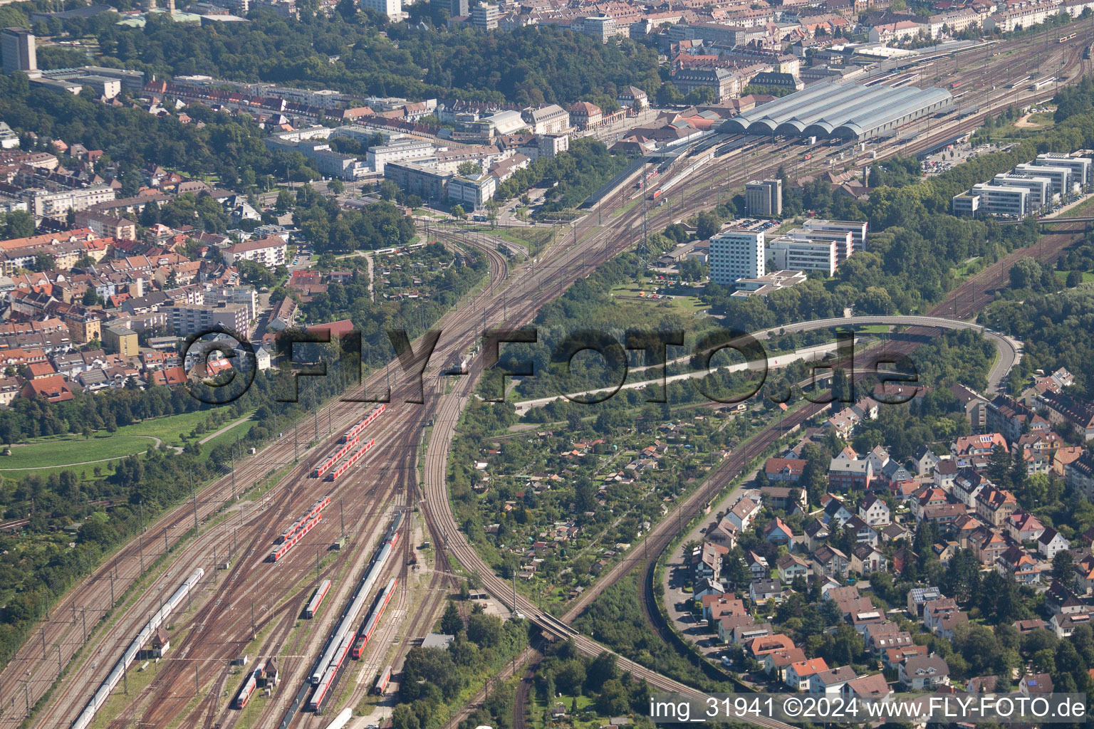 Photographie aérienne de Voie et gare principale de la Deutsche Bahn à le quartier Südweststadt in Karlsruhe dans le département Bade-Wurtemberg, Allemagne