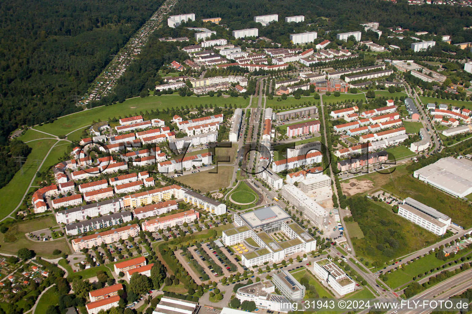 Vue aérienne de De l'est à le quartier Oberreut in Karlsruhe dans le département Bade-Wurtemberg, Allemagne