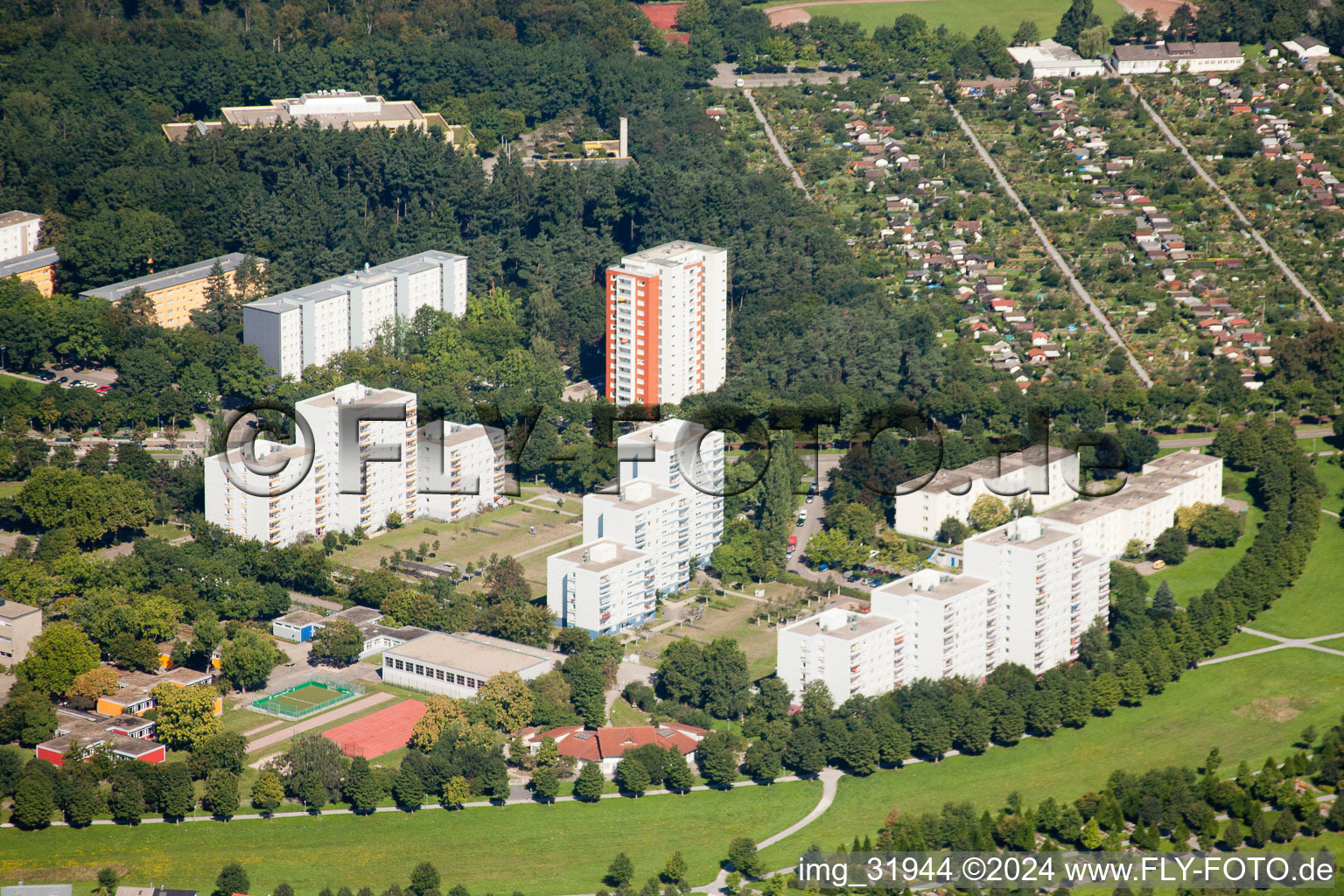 Vue aérienne de Bonhoefferstr à le quartier Oberreut in Karlsruhe dans le département Bade-Wurtemberg, Allemagne