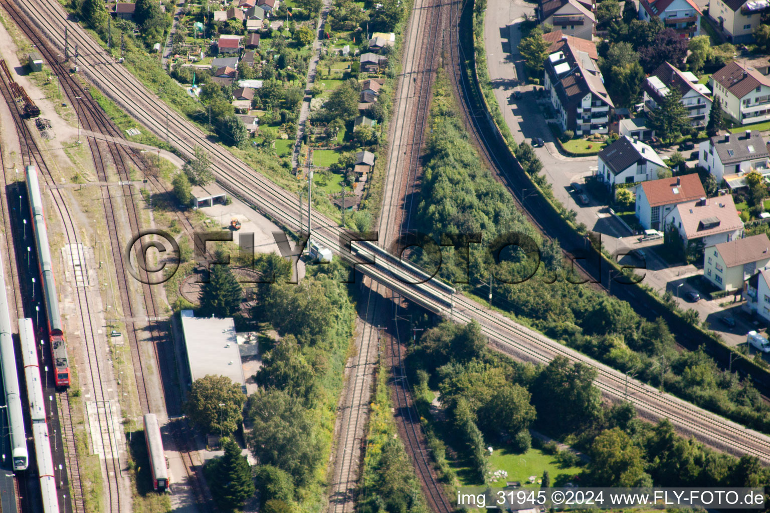 Vue aérienne de Tracé du passage à niveau des systèmes ferroviaires et ferroviaires de la Deutsche Bahn à le quartier Weiherfeld-Dammerstock in Karlsruhe dans le département Bade-Wurtemberg, Allemagne