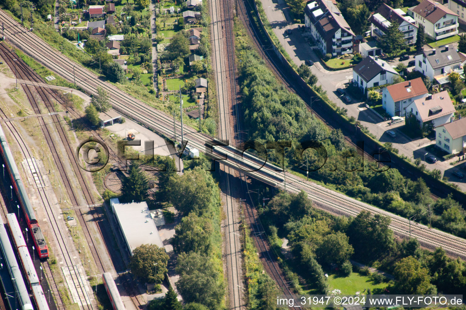 Vue aérienne de Tracé du passage à niveau des systèmes ferroviaires et ferroviaires de la Deutsche Bahn à le quartier Weiherfeld-Dammerstock in Karlsruhe dans le département Bade-Wurtemberg, Allemagne