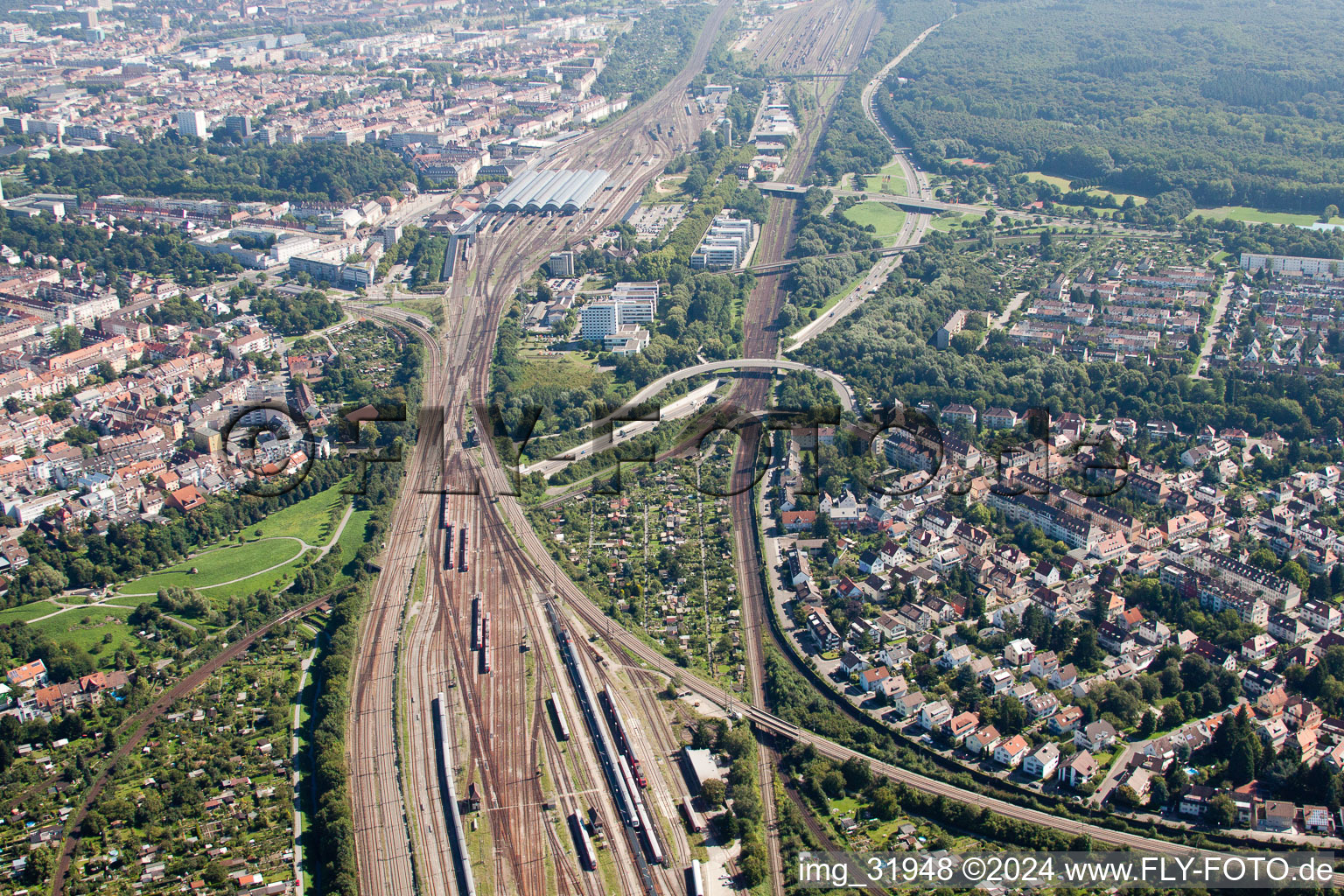 Vue oblique de Voie et gare principale de la Deutsche Bahn à le quartier Südweststadt in Karlsruhe dans le département Bade-Wurtemberg, Allemagne