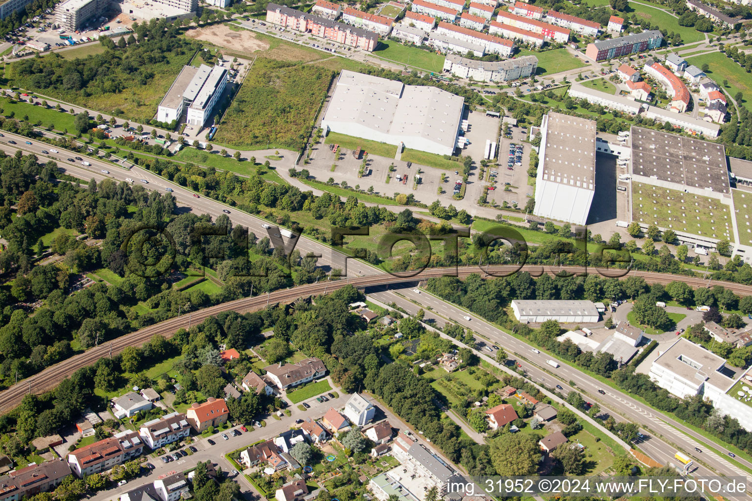 Vue aérienne de Tracé du passage à niveau des systèmes ferroviaires et ferroviaires de la Deutsche Bahn à le quartier Beiertheim-Bulach in Karlsruhe dans le département Bade-Wurtemberg, Allemagne