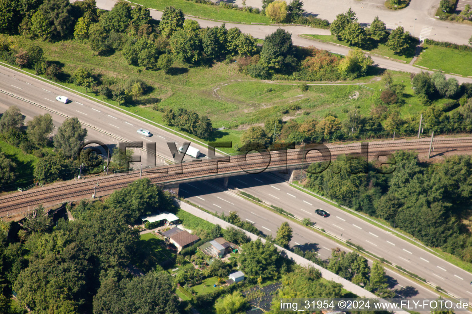 Vue aérienne de Tracé du passage à niveau des systèmes ferroviaires et ferroviaires de la Deutsche Bahn à le quartier Beiertheim-Bulach in Karlsruhe dans le département Bade-Wurtemberg, Allemagne