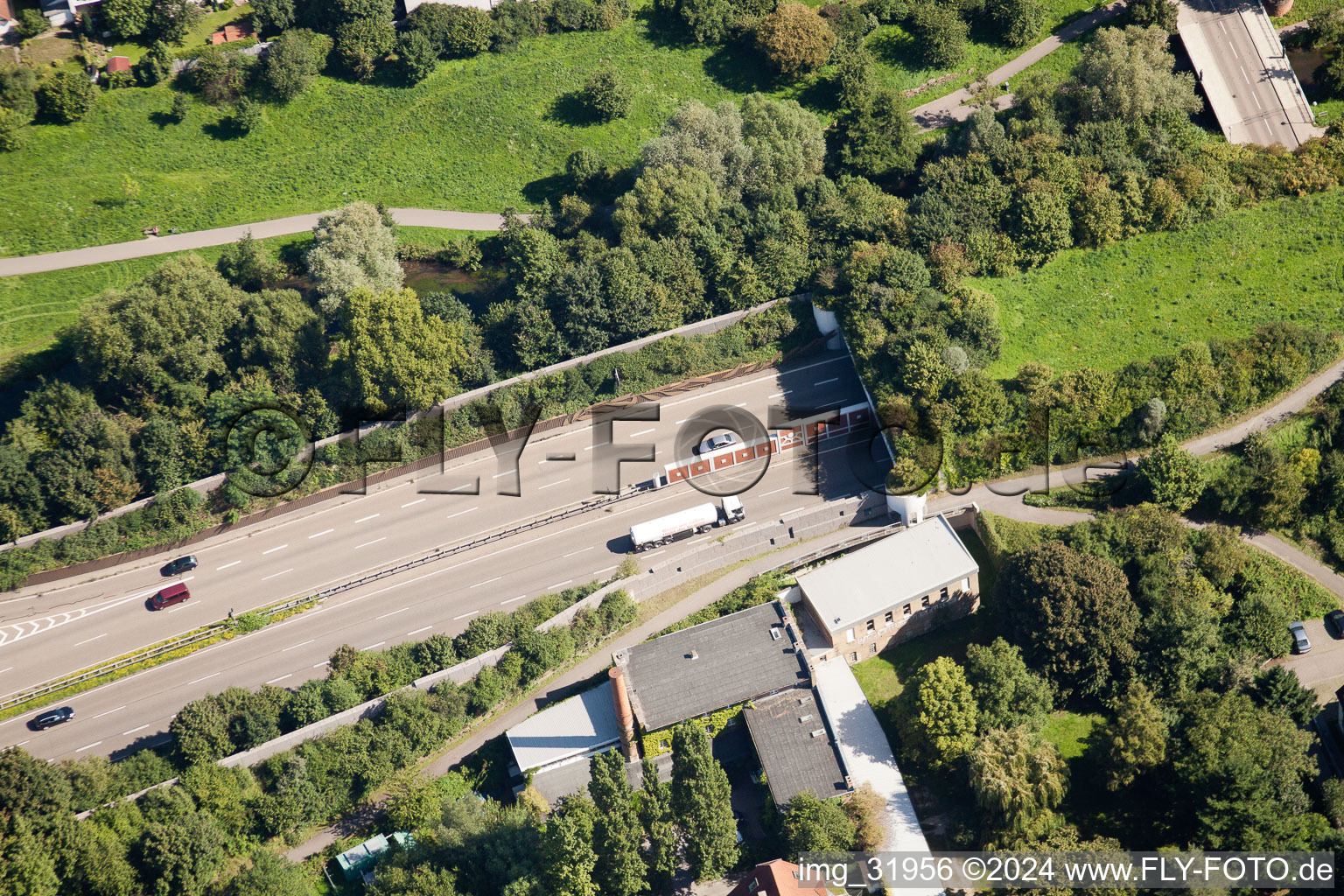 Vue aérienne de Entrée et sortie du tunnel Edeltrud sur la rocade sud, la route B10 traverse le tunnel dans le quartier Beiertheim - Bulach à le quartier Beiertheim-Bulach in Karlsruhe dans le département Bade-Wurtemberg, Allemagne