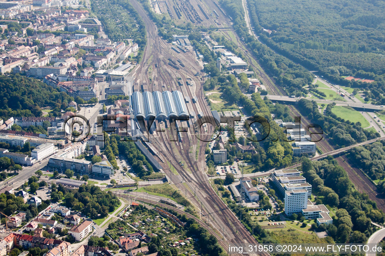 Voie et gare principale de la Deutsche Bahn à le quartier Südweststadt in Karlsruhe dans le département Bade-Wurtemberg, Allemagne d'en haut