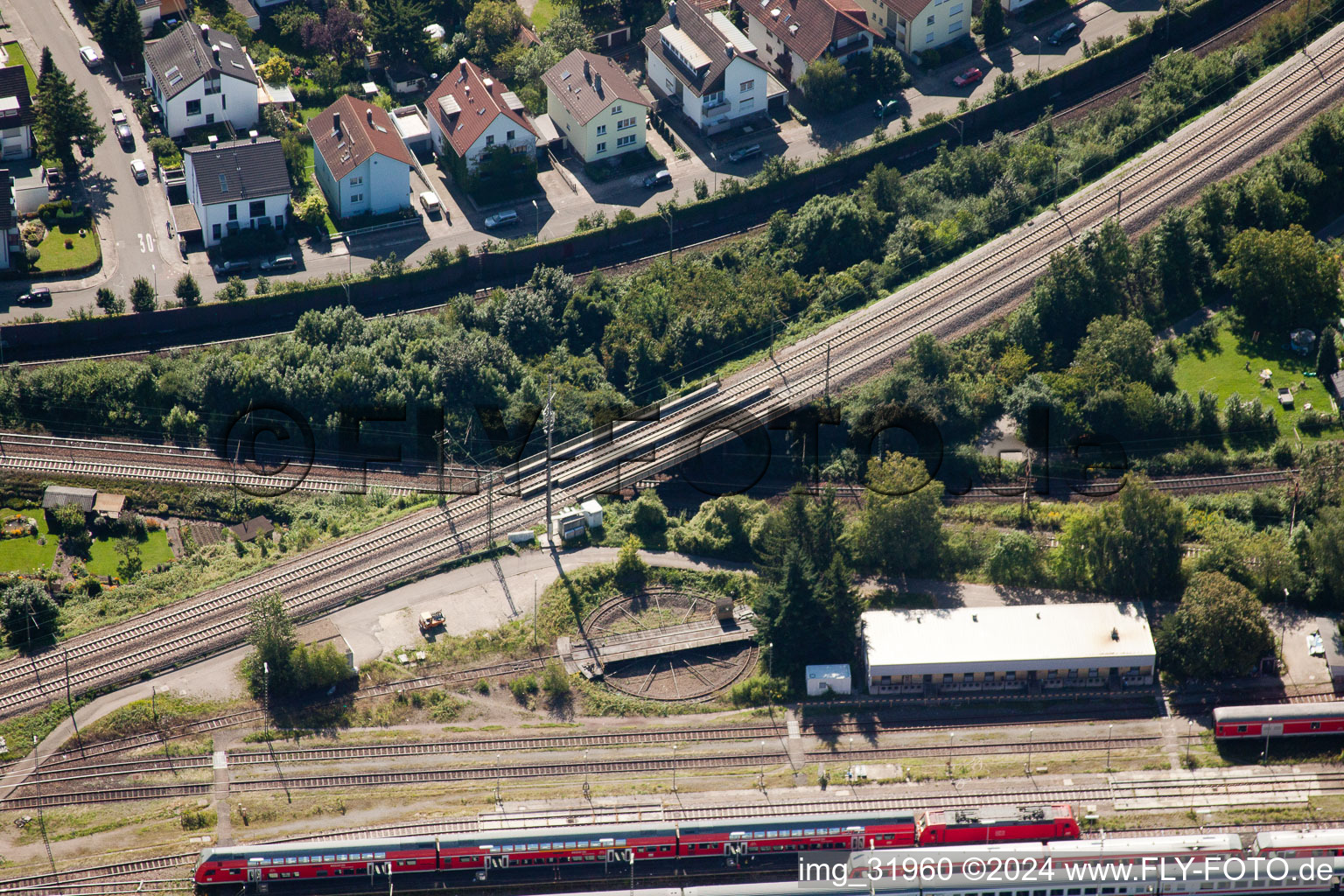 Photographie aérienne de Tracé du passage à niveau des systèmes ferroviaires et ferroviaires de la Deutsche Bahn à le quartier Beiertheim-Bulach in Karlsruhe dans le département Bade-Wurtemberg, Allemagne