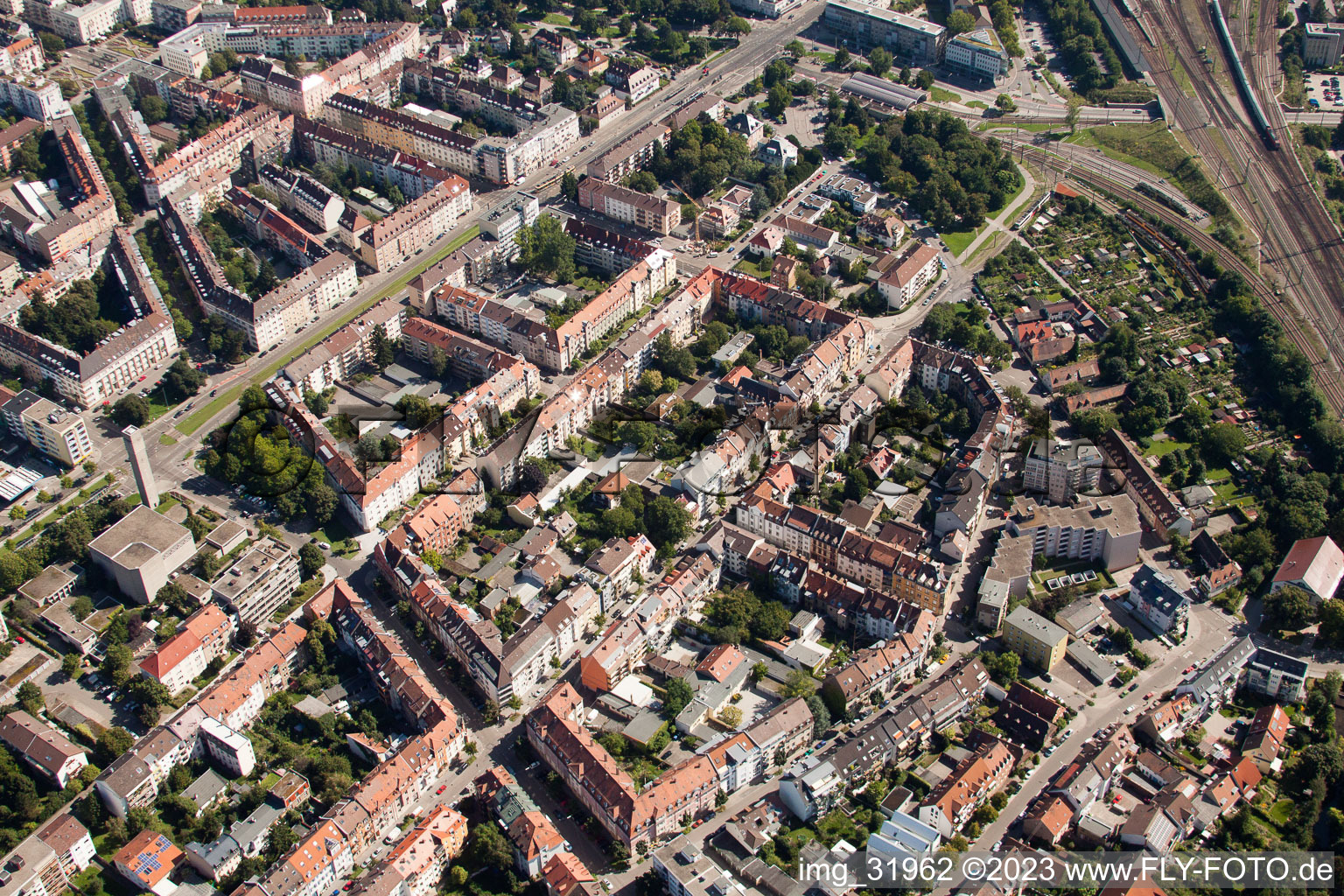 Vue aérienne de Rue Marie-Alexandra à le quartier Beiertheim-Bulach in Karlsruhe dans le département Bade-Wurtemberg, Allemagne