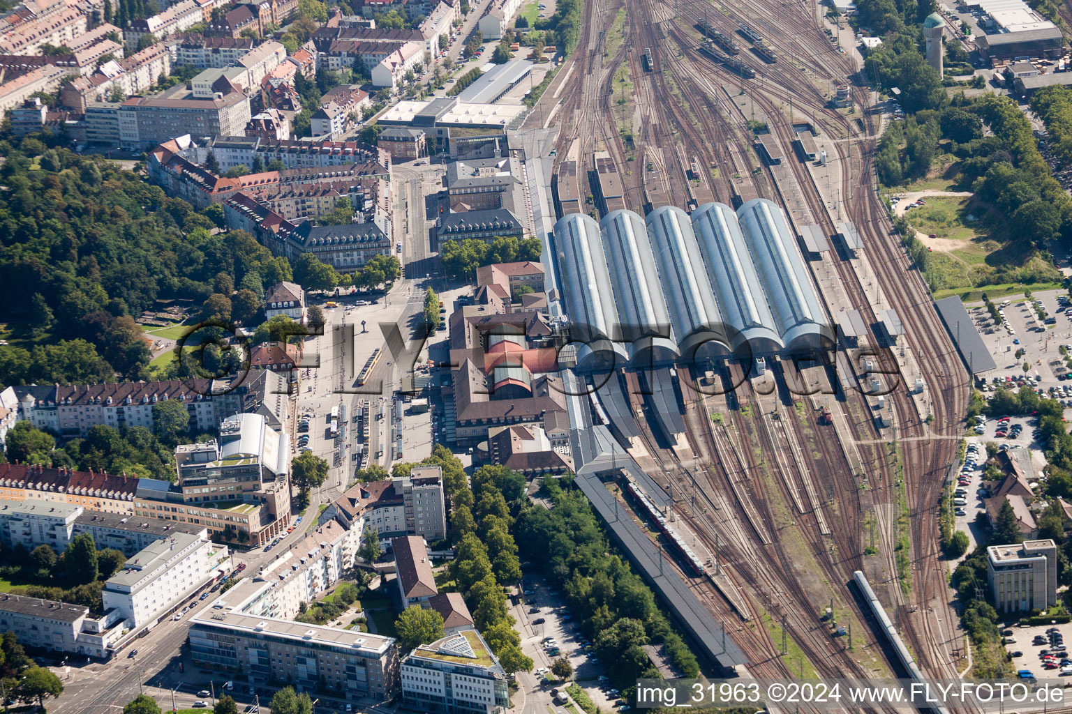 Voie et gare principale de la Deutsche Bahn à le quartier Südweststadt in Karlsruhe dans le département Bade-Wurtemberg, Allemagne hors des airs