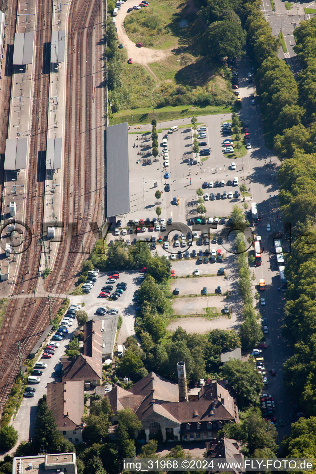 Voie et gare principale de la Deutsche Bahn à le quartier Südweststadt in Karlsruhe dans le département Bade-Wurtemberg, Allemagne vue d'en haut