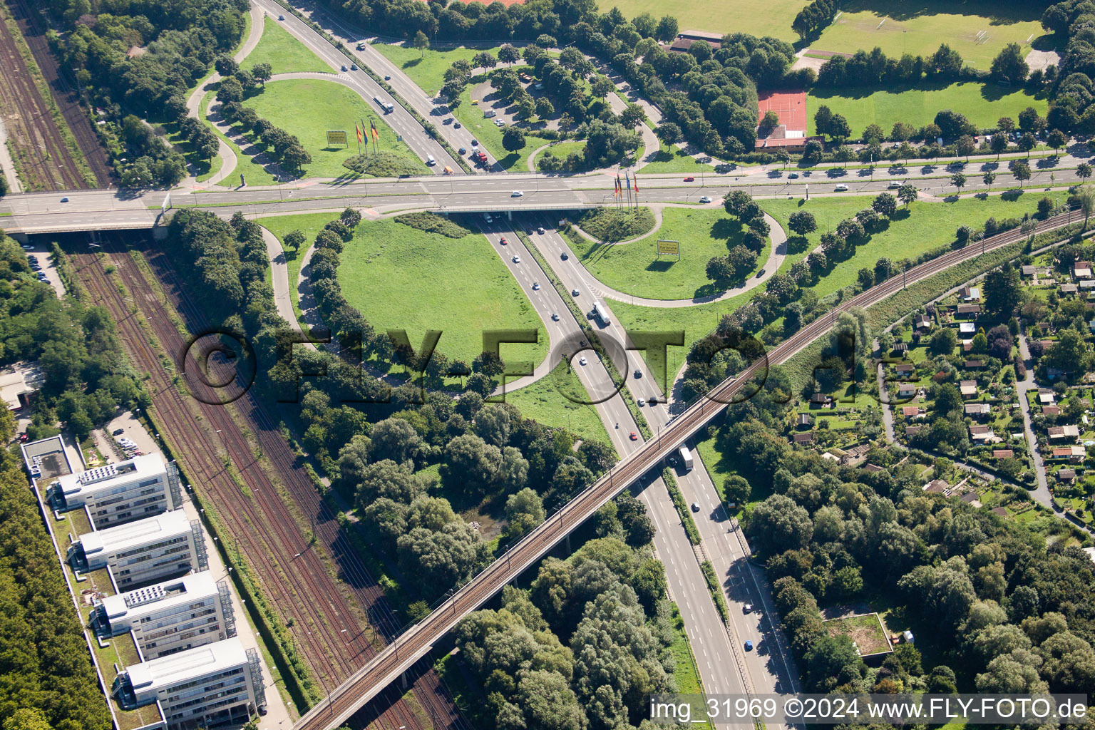 Vue aérienne de Orientation du trafic et chaussées au carrefour tangentiel sud jusqu'à la desserte A5 Karlsruhe Ettlingen devant le tunnel de l'Edeltrud à le quartier Beiertheim-Bulach in Karlsruhe dans le département Bade-Wurtemberg, Allemagne