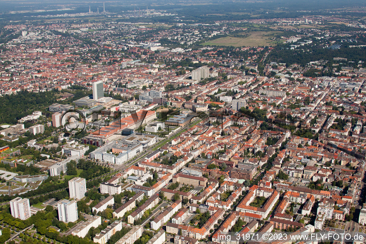Vue oblique de Brauerstr à le quartier Südweststadt in Karlsruhe dans le département Bade-Wurtemberg, Allemagne