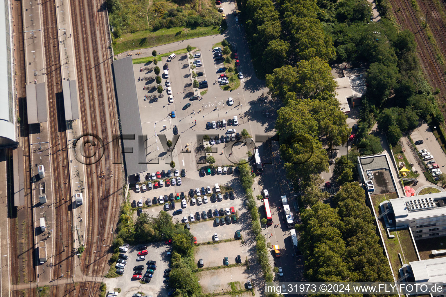 Voie et gare principale de la Deutsche Bahn à le quartier Südweststadt in Karlsruhe dans le département Bade-Wurtemberg, Allemagne depuis l'avion