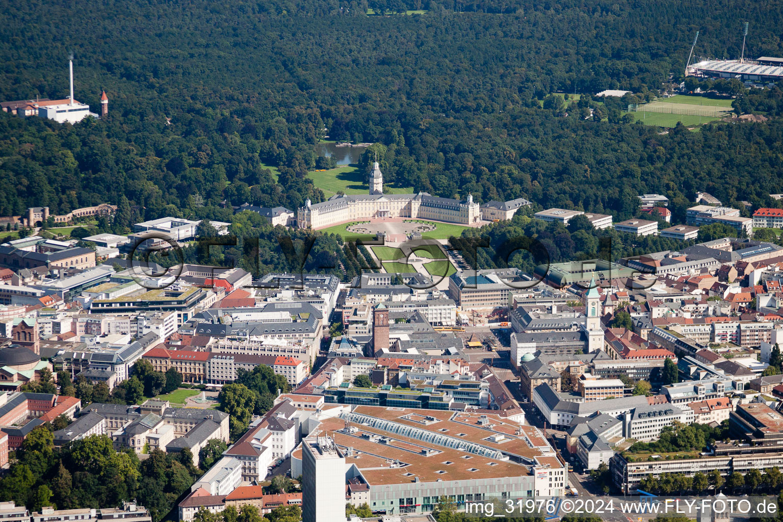 Vue aérienne de De l'ETC à la serrure à le quartier Innenstadt-West in Karlsruhe dans le département Bade-Wurtemberg, Allemagne