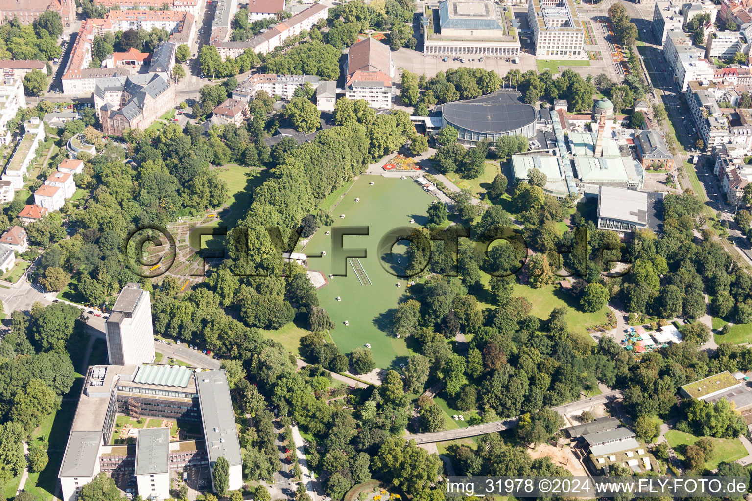 Vue aérienne de Terrain du zoo du zoo Zoological City Garden avec gondoles en bateau sur le lac à le quartier Südweststadt in Karlsruhe dans le département Bade-Wurtemberg, Allemagne