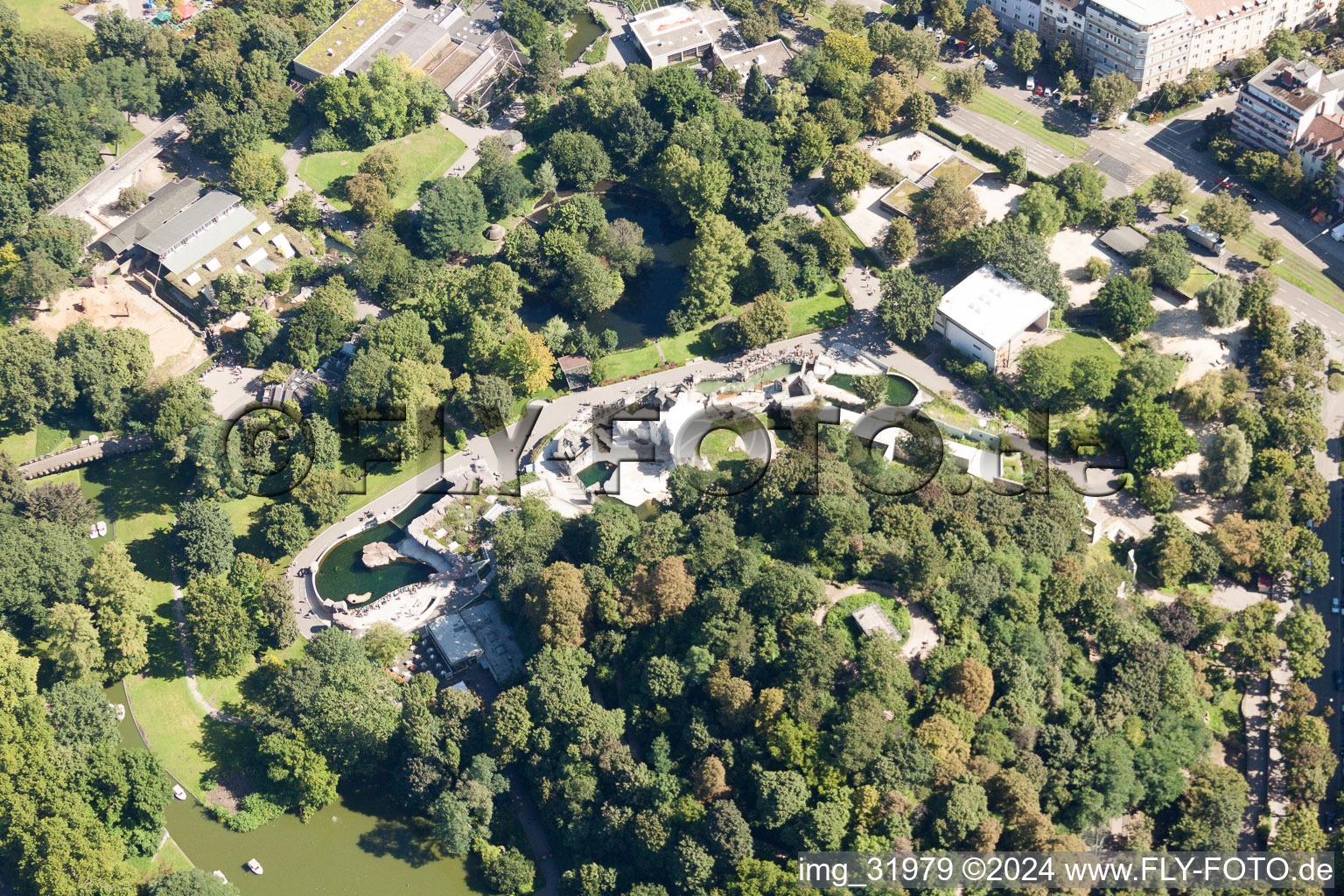 Vue aérienne de Plate-forme d'observation de Lauterberg et enclos des ours polaires dans le parc du zoo du jardin zoologique de la ville avec des gondoles en bateau sur le lac à le quartier Südweststadt in Karlsruhe dans le département Bade-Wurtemberg, Allemagne