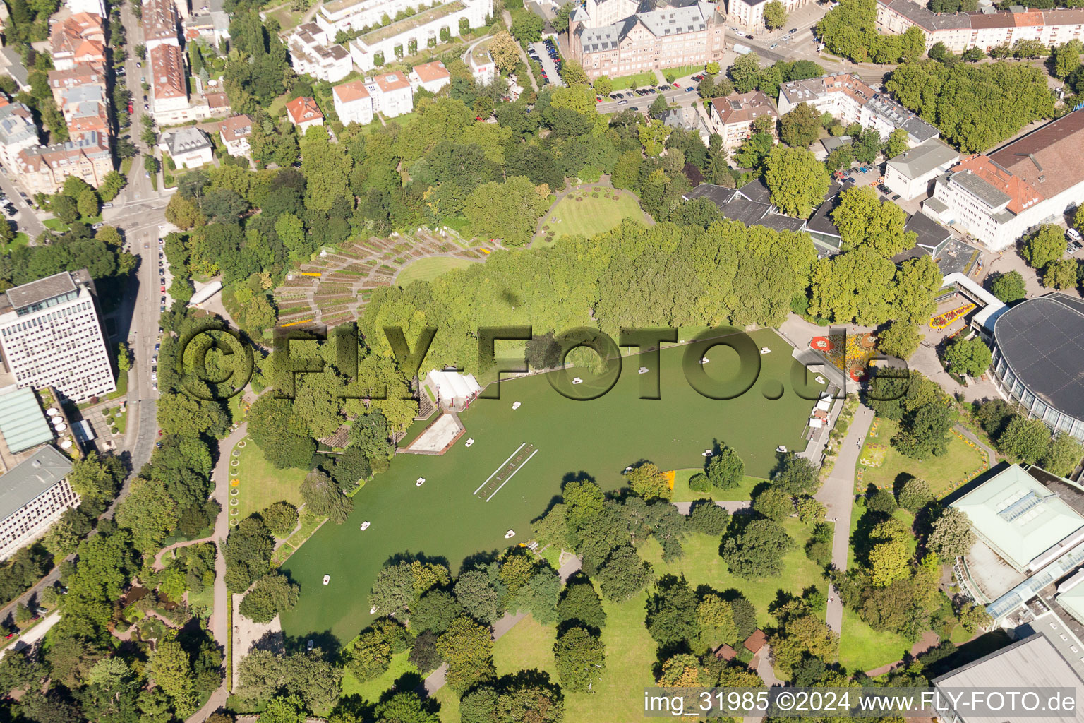 Vue aérienne de Terrain du zoo du zoo Zoological City Garden avec gondoles en bateau sur le lac à le quartier Südweststadt in Karlsruhe dans le département Bade-Wurtemberg, Allemagne