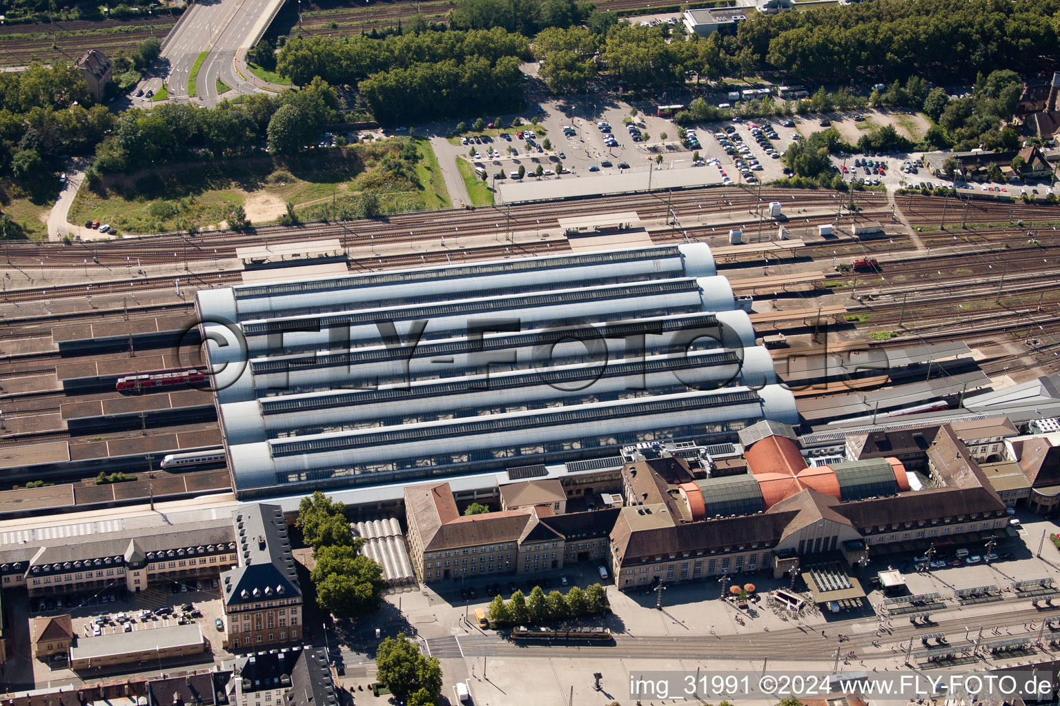 Vue aérienne de Suivre l'itinéraire et la gare principale Karlsruhe à le quartier Südweststadt in Karlsruhe dans le département Bade-Wurtemberg, Allemagne