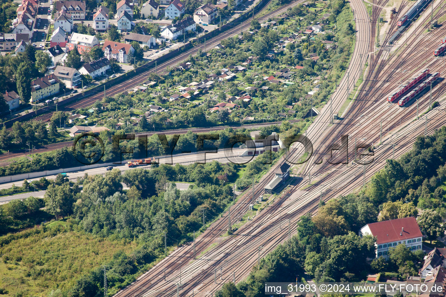 Vue aérienne de Tracé de la voie ferrée au-dessus du tunnel de l'Edeltrud sur la rocade sud. La route B10 traverse le tunnel dans le quartier Beiertheim - Bulach. à le quartier Beiertheim-Bulach in Karlsruhe dans le département Bade-Wurtemberg, Allemagne