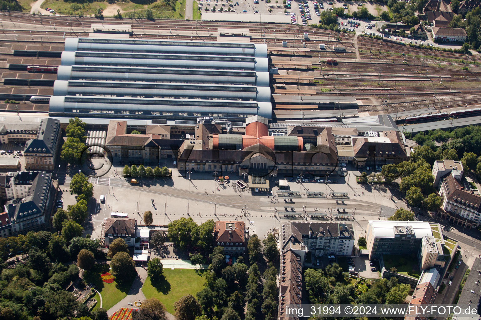 Vue d'oiseau de Voie et gare principale de la Deutsche Bahn à le quartier Südweststadt in Karlsruhe dans le département Bade-Wurtemberg, Allemagne