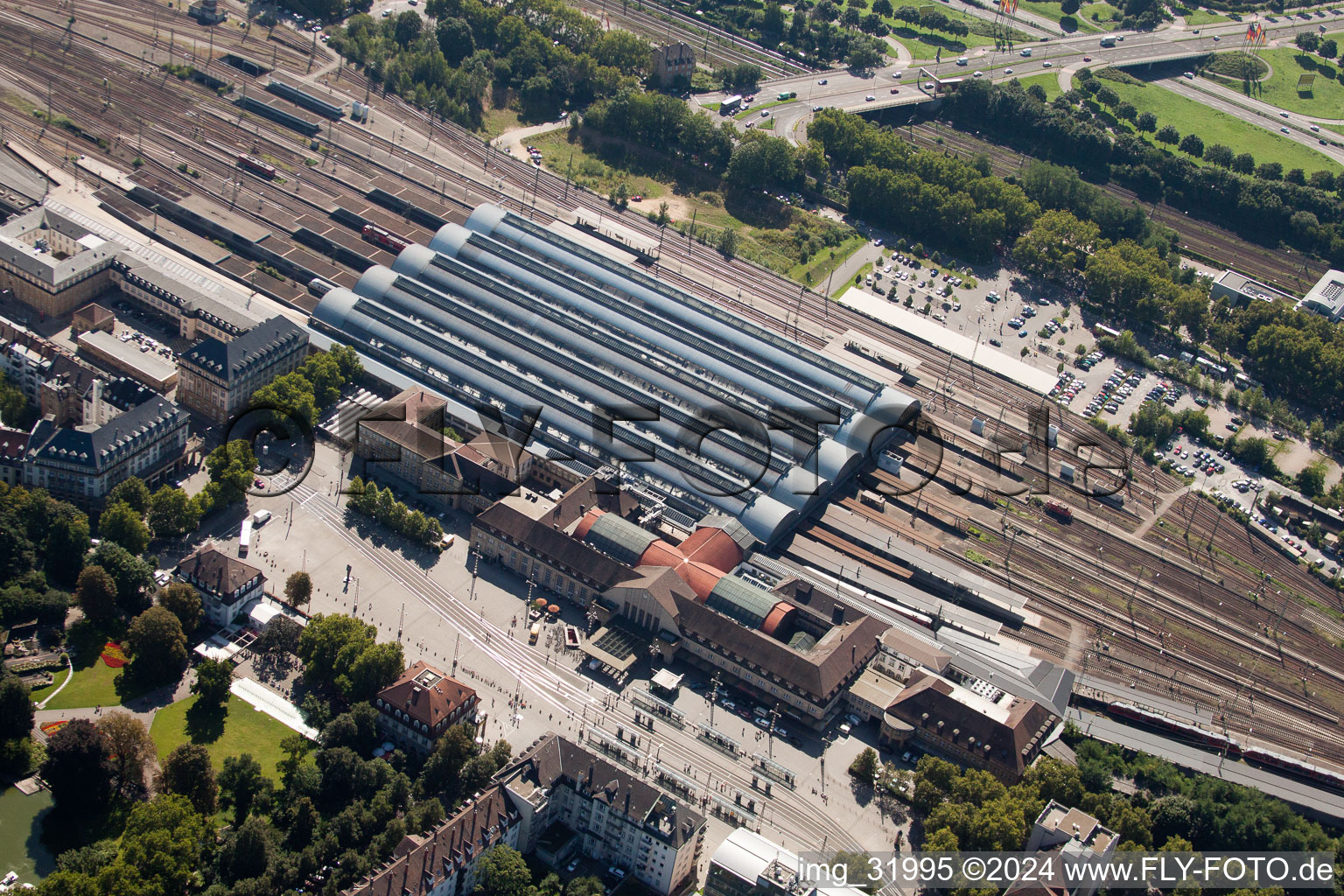 Voie et gare principale de la Deutsche Bahn à le quartier Südweststadt in Karlsruhe dans le département Bade-Wurtemberg, Allemagne vue du ciel