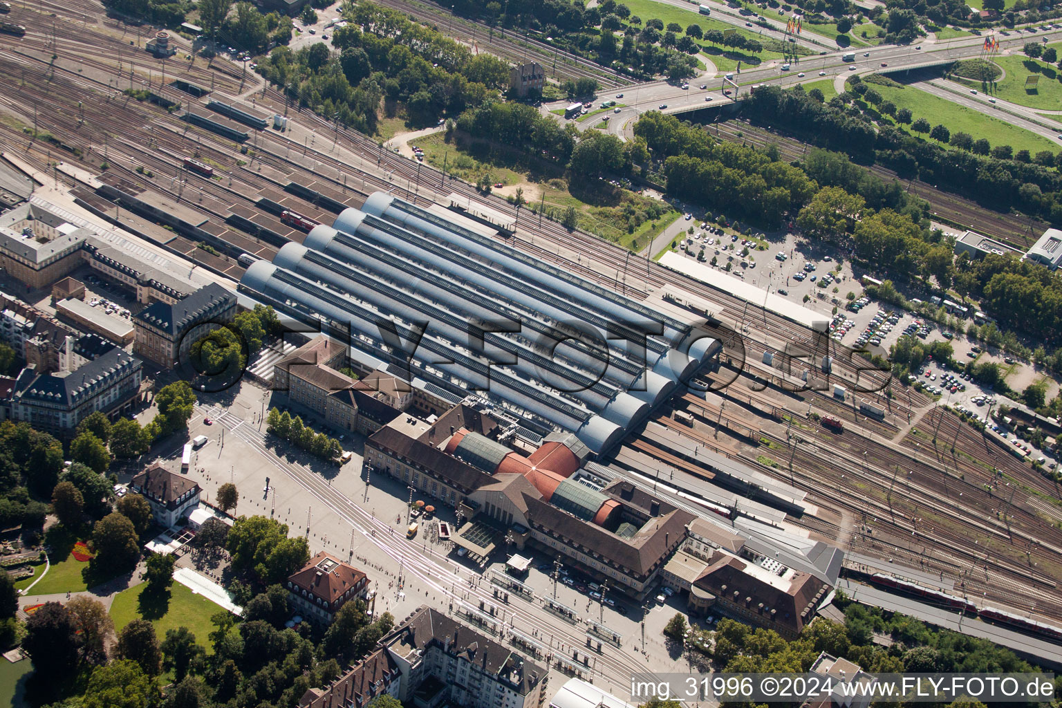 Enregistrement par drone de Voie et gare principale de la Deutsche Bahn à le quartier Südweststadt in Karlsruhe dans le département Bade-Wurtemberg, Allemagne