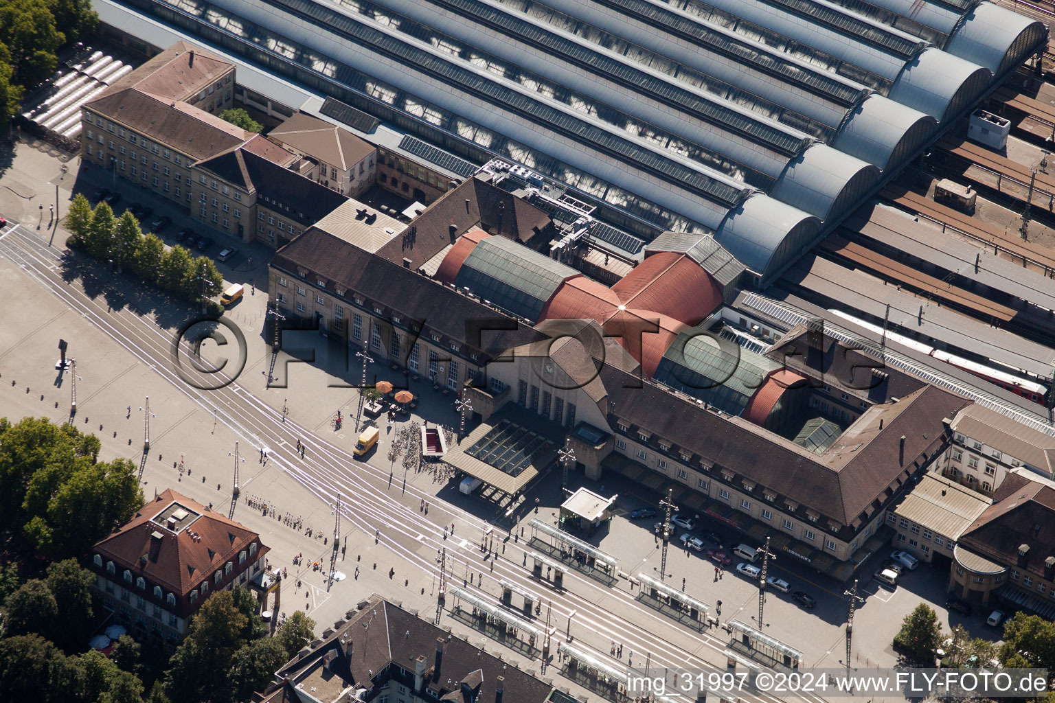 Vue aérienne de Suivre l'itinéraire et la gare principale Karlsruhe à le quartier Südweststadt in Karlsruhe dans le département Bade-Wurtemberg, Allemagne