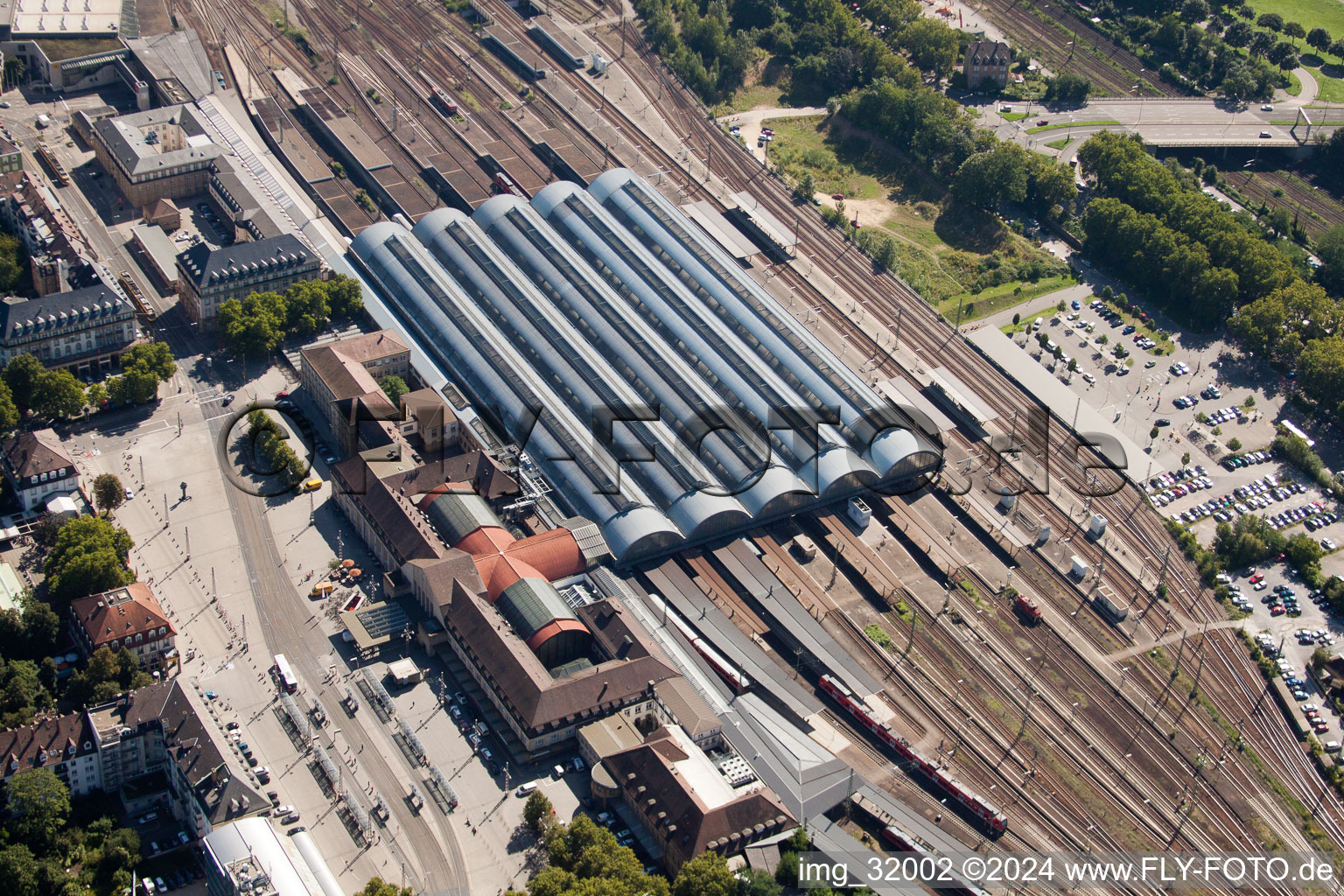 Image drone de Voie et gare principale de la Deutsche Bahn à le quartier Südweststadt in Karlsruhe dans le département Bade-Wurtemberg, Allemagne