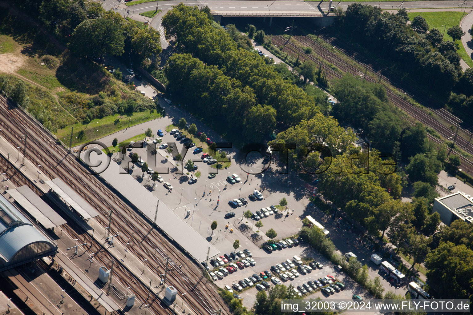 Voie et gare principale de la Deutsche Bahn à le quartier Südweststadt in Karlsruhe dans le département Bade-Wurtemberg, Allemagne du point de vue du drone