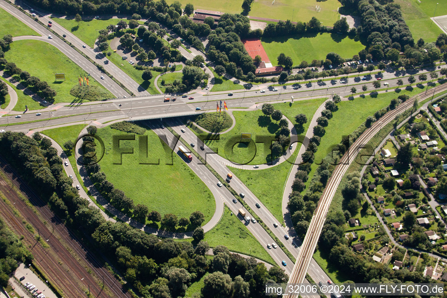 Vue aérienne de Orientation du trafic et chaussées au carrefour tangentiel sud jusqu'à la desserte A5 Karlsruhe Ettlingen devant le tunnel de l'Edeltrud à le quartier Beiertheim-Bulach in Karlsruhe dans le département Bade-Wurtemberg, Allemagne