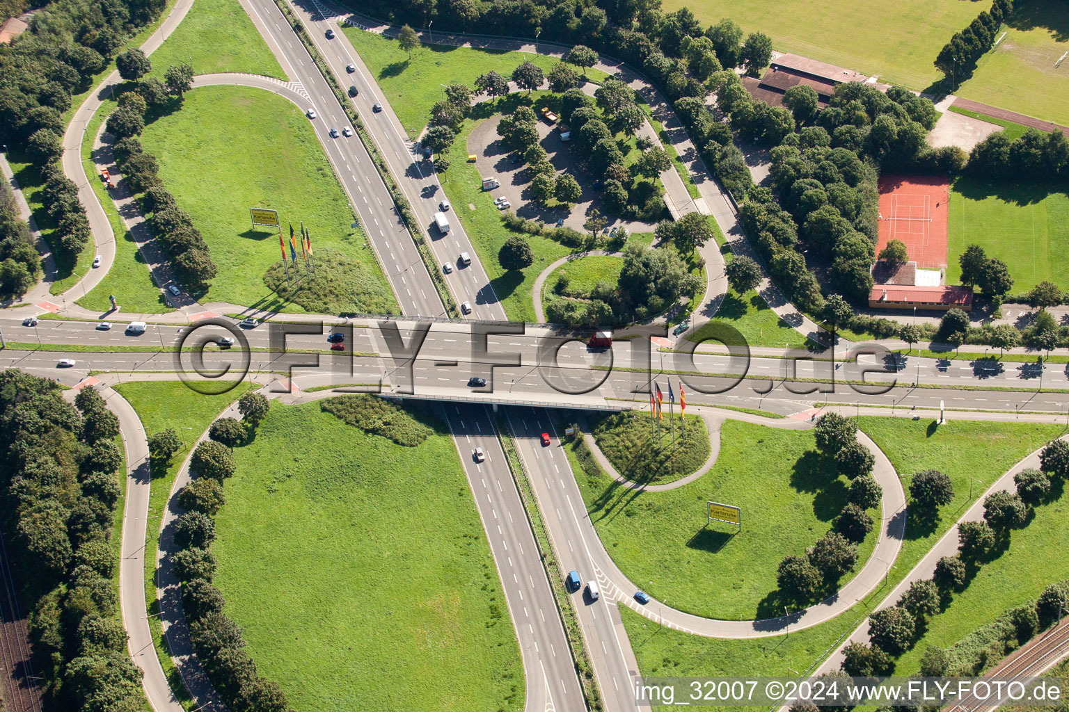 Vue aérienne de Carrefour B10 avec Ettlinger Allee à le quartier Weiherfeld-Dammerstock in Karlsruhe dans le département Bade-Wurtemberg, Allemagne