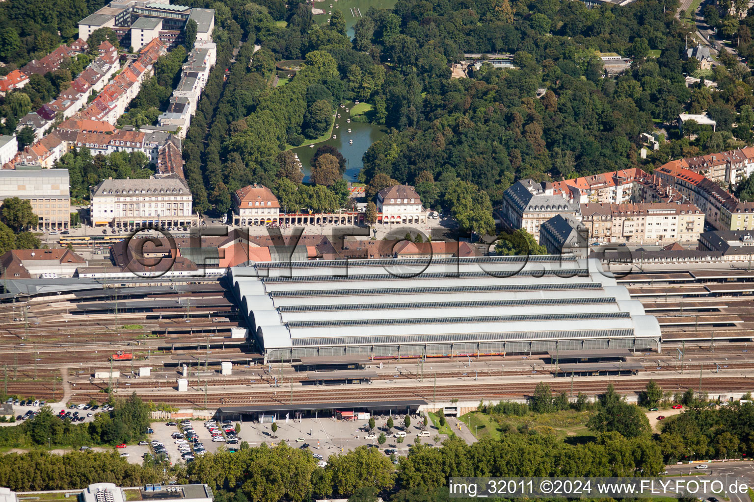 Voie et gare principale de la Deutsche Bahn à le quartier Südweststadt in Karlsruhe dans le département Bade-Wurtemberg, Allemagne d'un drone