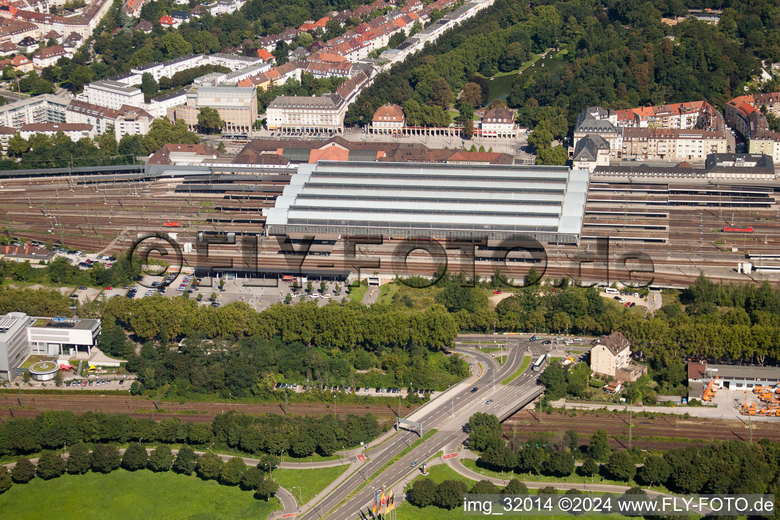 Voie et gare principale de la Deutsche Bahn à le quartier Südweststadt in Karlsruhe dans le département Bade-Wurtemberg, Allemagne vu d'un drone