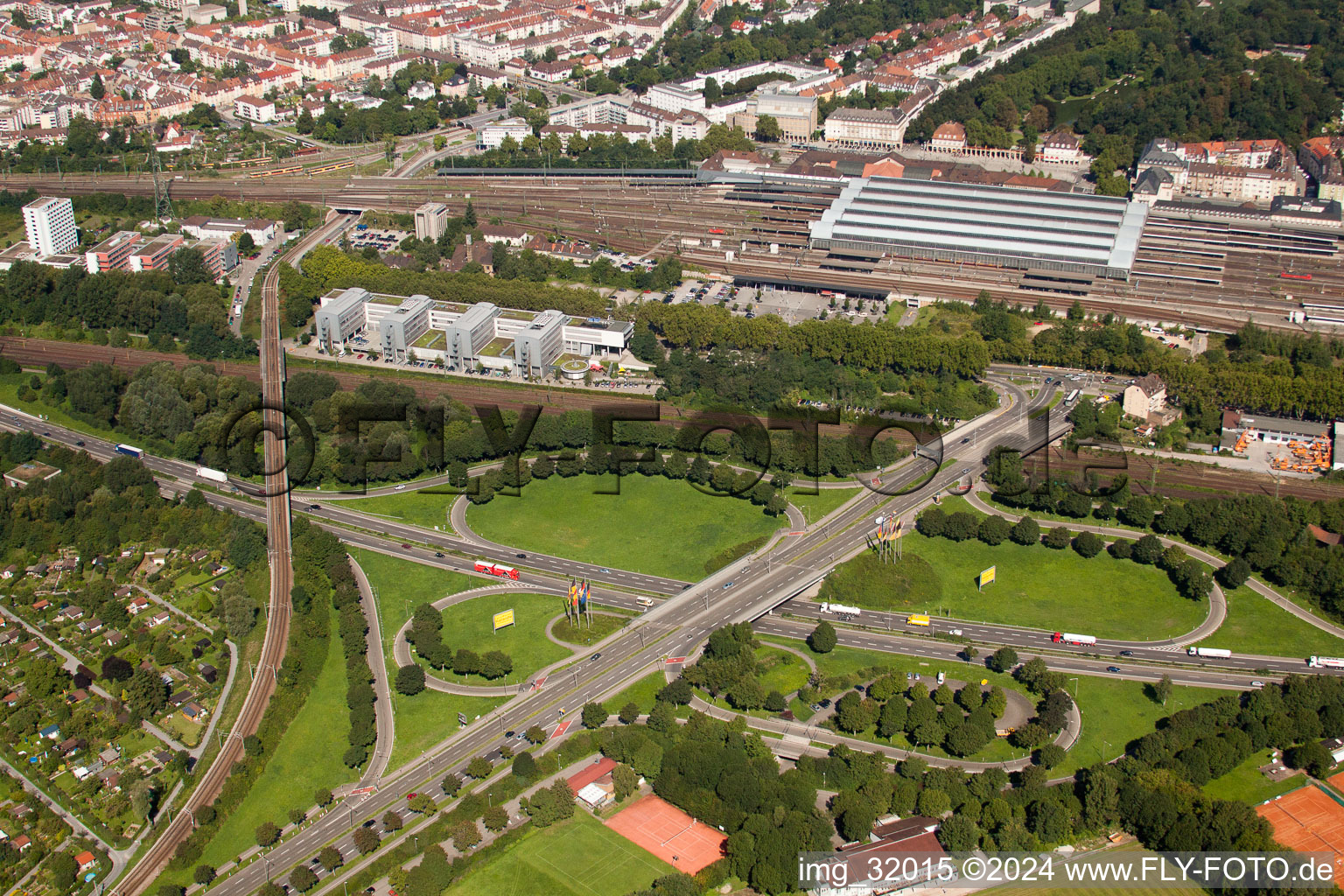 Vue oblique de Orientation du trafic et chaussées au carrefour tangentiel sud jusqu'à la desserte A5 Karlsruhe Ettlingen devant le tunnel de l'Edeltrud à le quartier Beiertheim-Bulach in Karlsruhe dans le département Bade-Wurtemberg, Allemagne