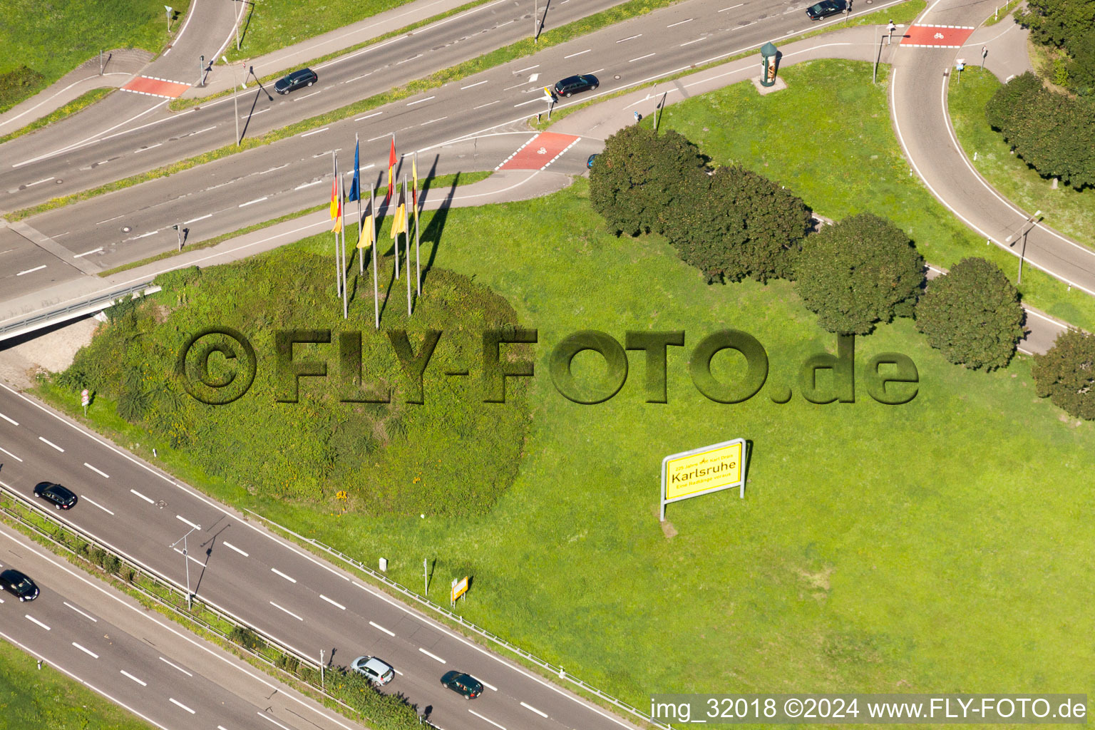 Vue aérienne de Carrefour B10 avec Ettlinger Allee à le quartier Weiherfeld-Dammerstock in Karlsruhe dans le département Bade-Wurtemberg, Allemagne